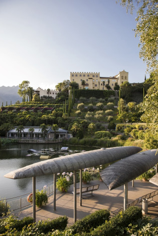 I Giardini di Castel Trauttmansdorff Vista sul laghetto delle ninfee e sui pendii piantumati verso Castel Trauttmansdorff a Merano